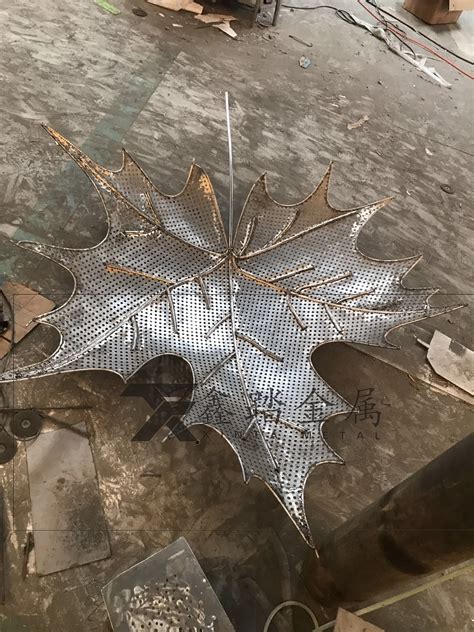 抽象不锈钢树叶雕塑生产
