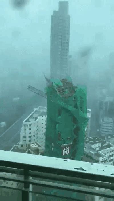 摩天大楼被风吹得晃动