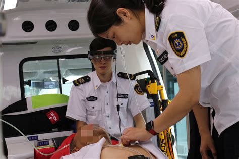救护车抢救人员的图片