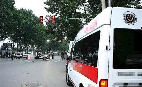 救护车拉人闯红灯被撞翻谁的责任