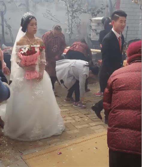新娘下跪后离开婚礼现场