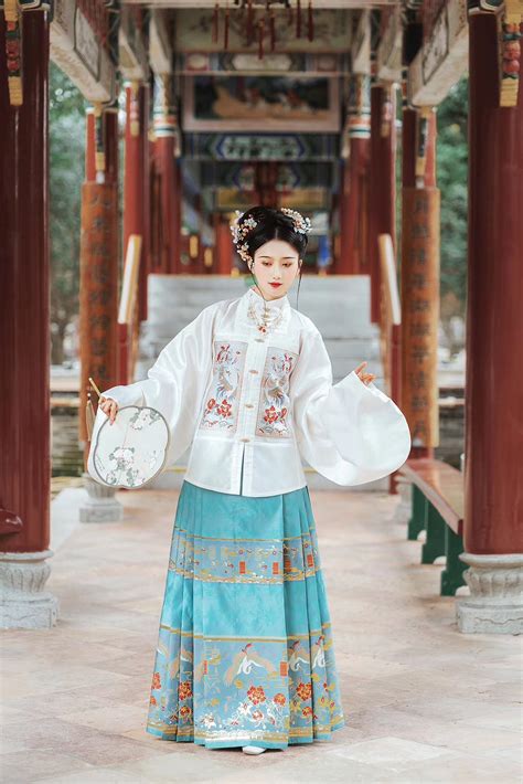 旗袍是哪个传统民族的服饰