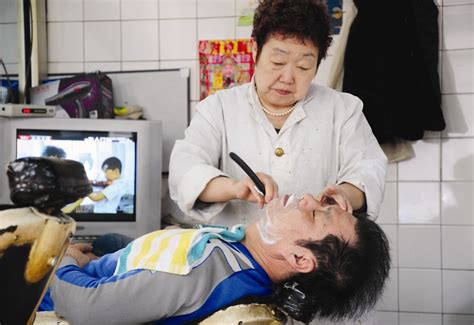 日本女子理发店刮脸