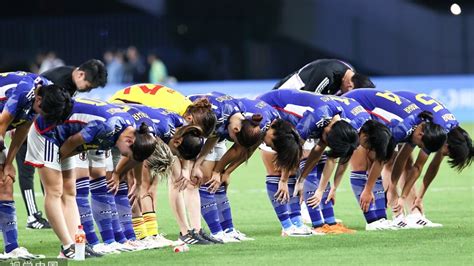 日本女足全队向水庆霞和观众鞠躬