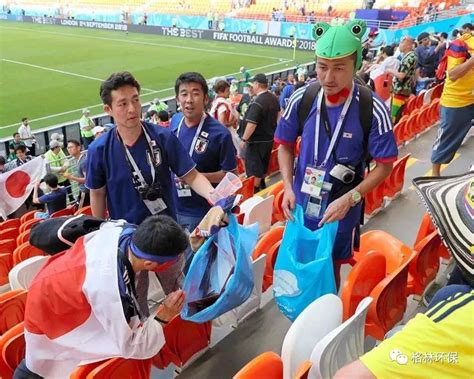 日本球迷看台捡垃圾迎反转