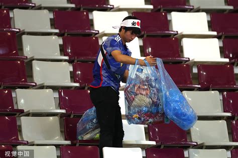 日本球迷赛后主动捡垃圾