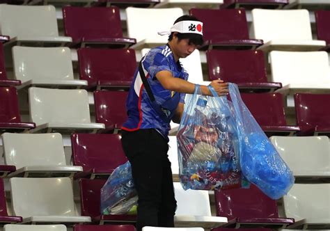日本球迷边哭边捡垃圾