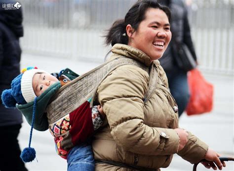 春运妈妈背着行李抱着孩子的视频