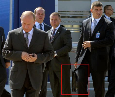 普京在机场和警卫人员握手合影