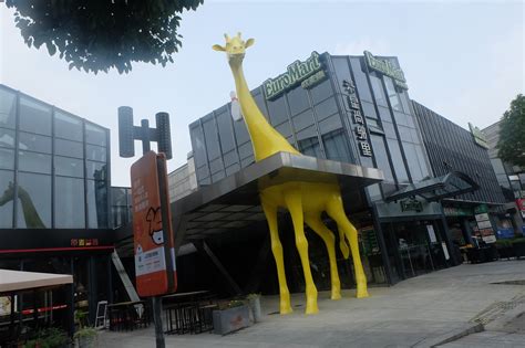 来宾商场雕塑造型厂