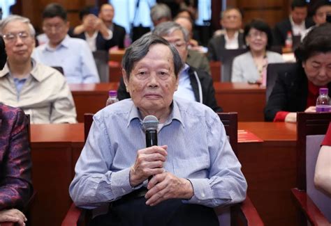 杨振宁100岁演讲清华大学