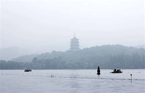 杭州西湖雨中照片