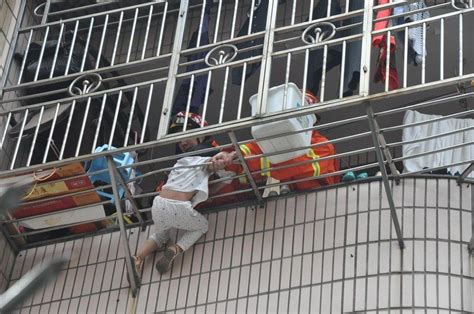 杭州2岁儿童坠楼事件8楼监控