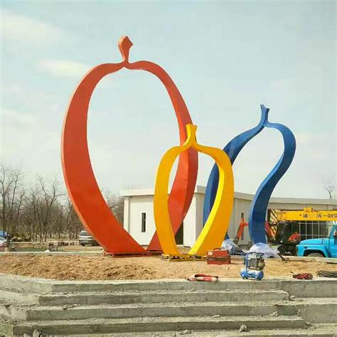 桂林玻璃钢抽象雕塑报价