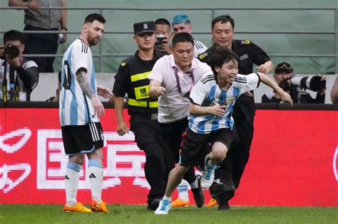 梅西北京比赛时被球迷闯入
