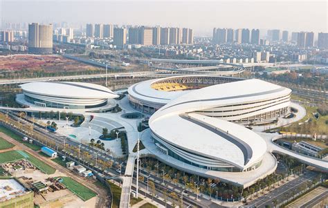 武汉体育中心是露天的吗