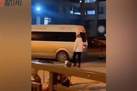 武汉女生追殡葬车哭着跑的视频