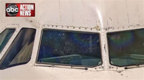 江西航空一飞机挡风玻璃破碎