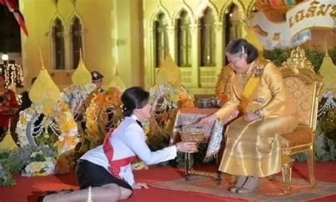泰国留学生要跪着接毕业证书吗