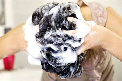 洗发水会导致长白头发吗