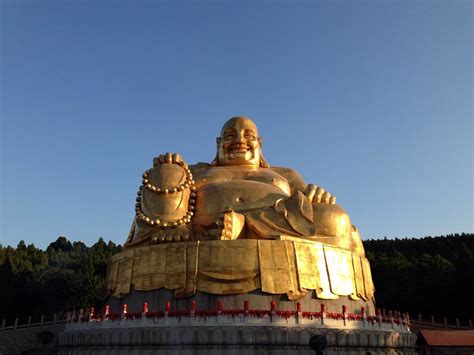 济南在建站立佛像的寺庙