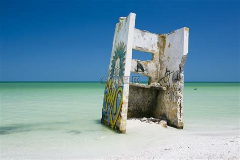 海滩废墟