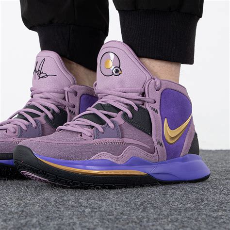 淡紫色篮球鞋