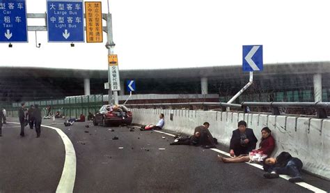 深圳机场高架桥奔驰撞人事件