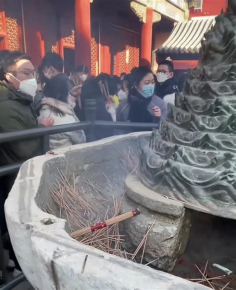 游客误把燃香扔进400年文物