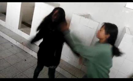 湖南三名女生殴打女同学视频