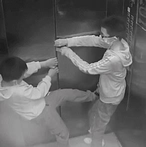 湖南男童调皮玩耍手被电梯卡住