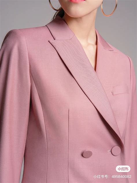 玫瑰粉色西服外套怎么搭配