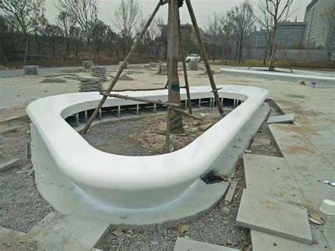 玻璃钢树池坐凳正在安装中