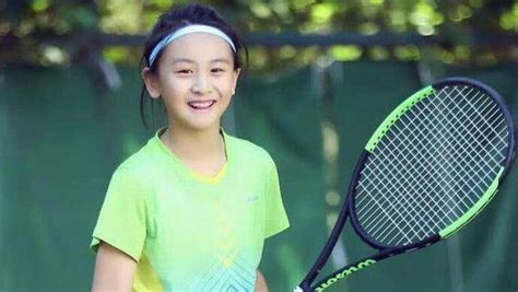 田亮女儿打网球照片