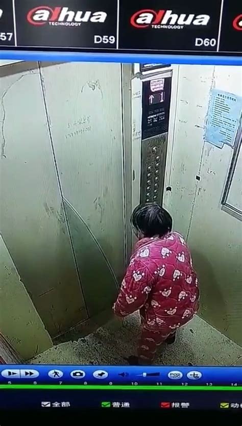 电梯里监控拍到的一幕