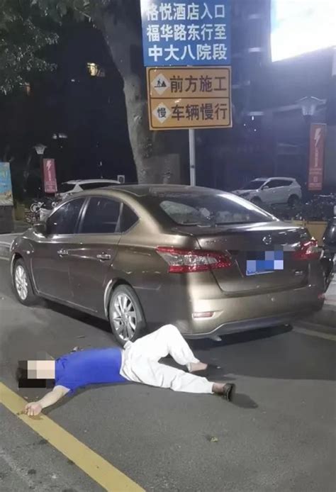 男子喝多了躺在路中间交警发现了