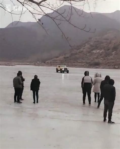 男子开车在冰面漂移3人落水