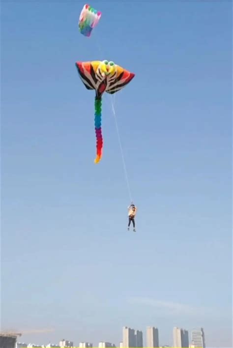 男子放巨型风筝反被带上天英语报道
