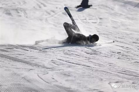 男子滑雪摔倒自己爬起来原视频