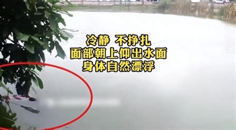 男子被朋友推下水前一秒扔出手机