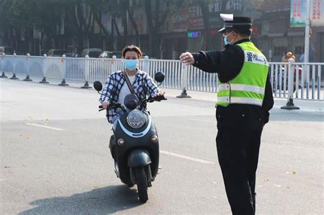 男子骑电动车被警察抓
