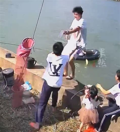 男生掉入鱼塘前扔出手机