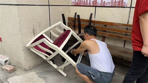 社区为居民安装休闲座椅器材