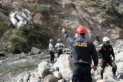 秘鲁一长途客车坠落山崖已致死伤