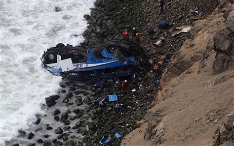 秘鲁客车坠落37人死亡
