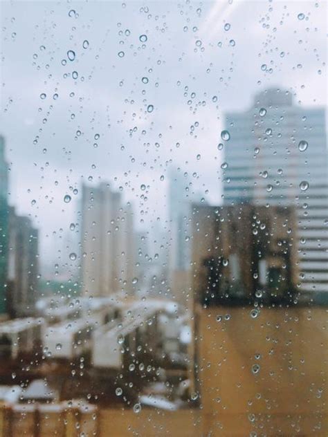 窗外下起了雨心情句子