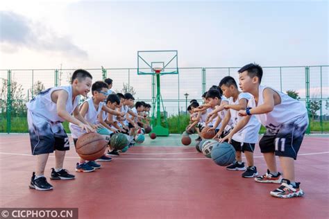 篮球原地运球训练小学生