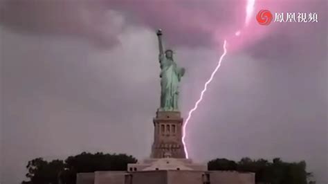 纽约自由女神像被台风击中