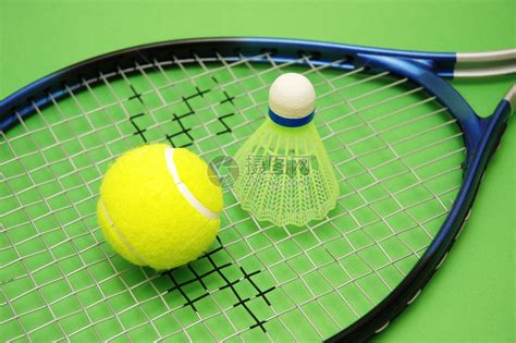 网球和羽毛球哪个更消耗热量