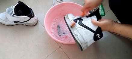 网球鞋怎么洗干净无白醋
